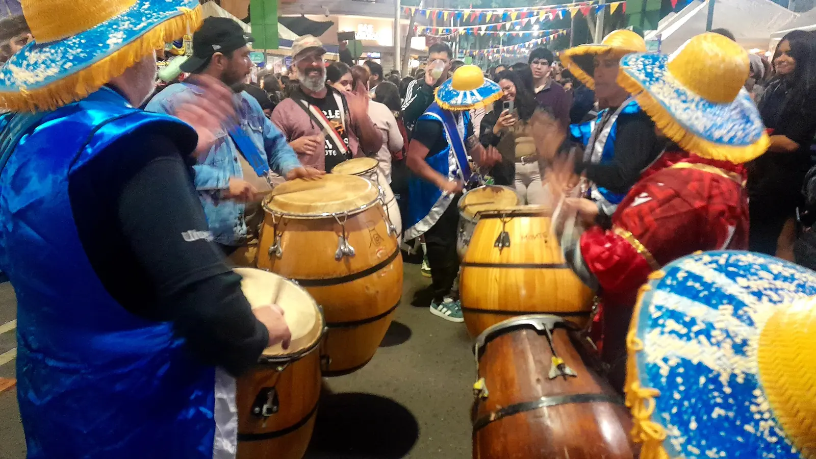 Comparsa de candombe de la colectividad uruguaya en la calle Palma de Asunción: buena parte de quienes buscan acompañamiento para emigrar a Paraguay llega desde la región