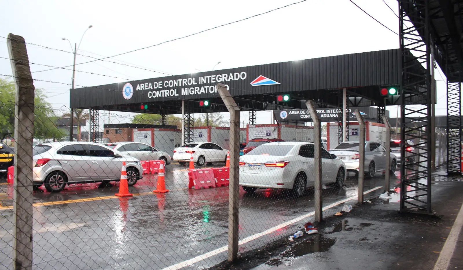 Área de control integrado migratorio y aduanero en el paso José Falcón, frente a Clorinda, donde la aduana controla el efectivo de quien lleva ahorros de Argentina a Paraguay