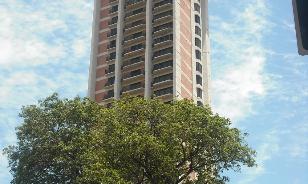 Edificio residencial en Asunción; alquilar vivienda en Asunción varía mucho según la zona y el tipo