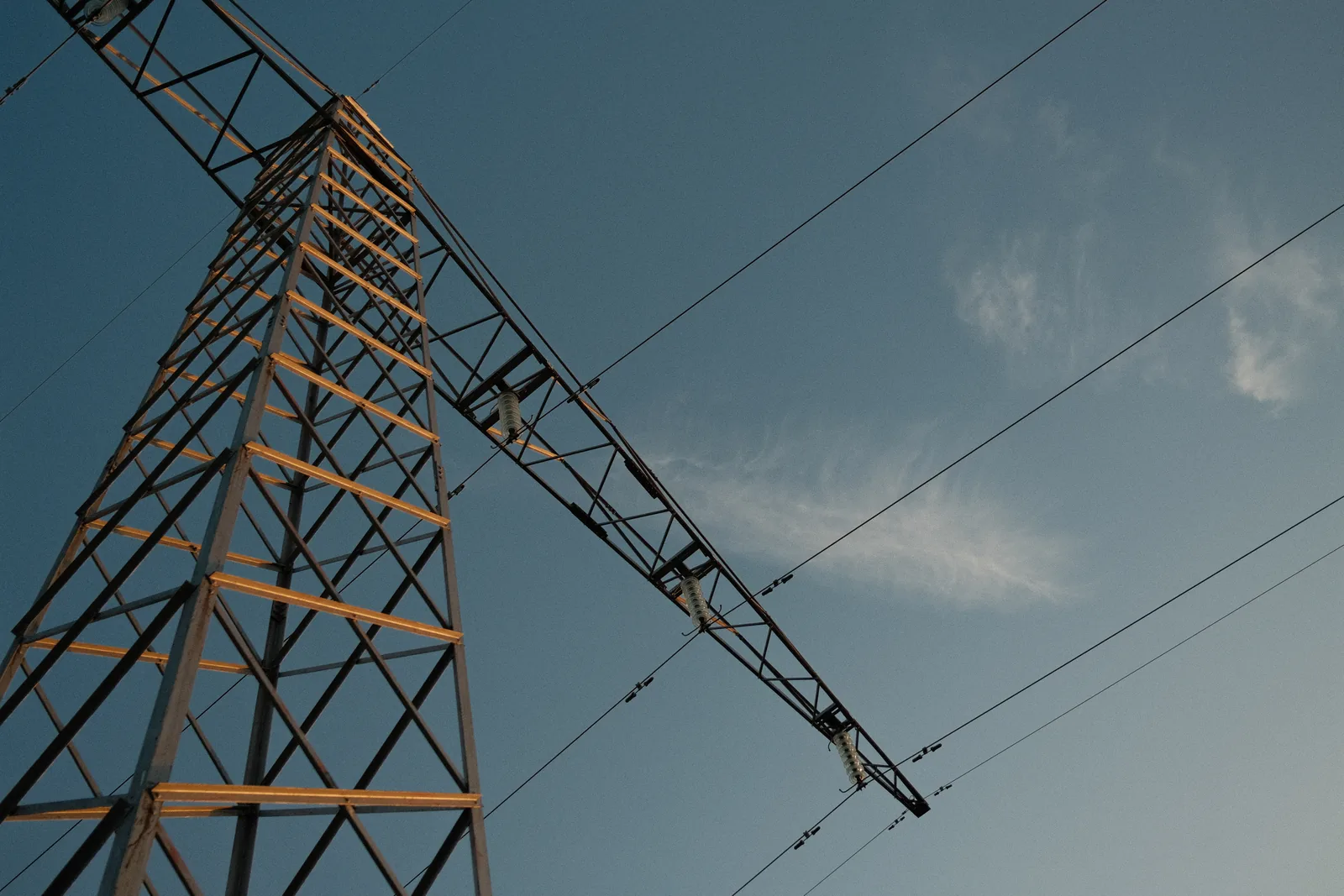Torre de alta tensión recortada contra el cielo: en Paraguay el cuello de botella eléctrico está en el transporte, no en la generación