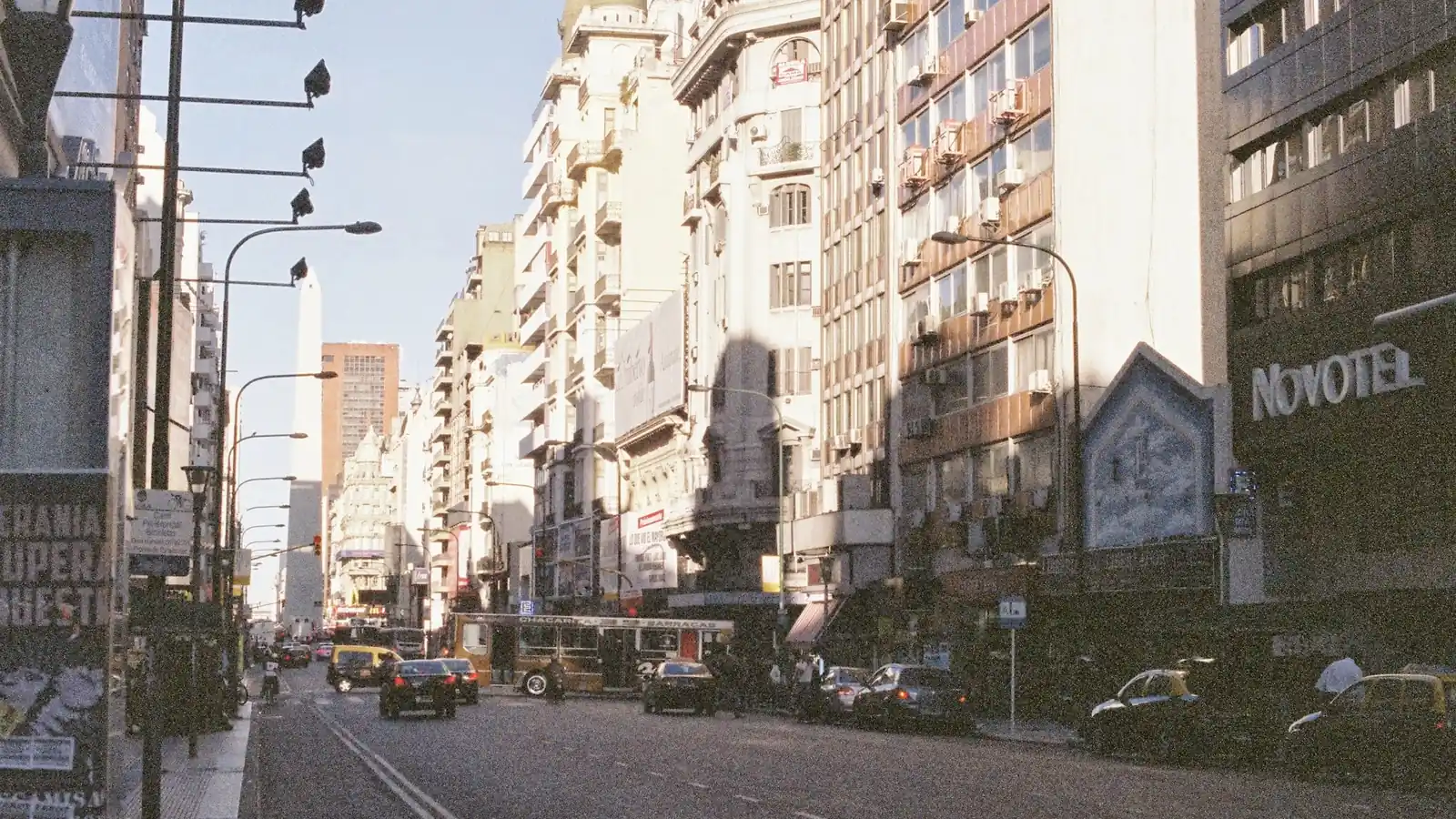 Avenida Corrientes y el Obelisco en Buenos Aires, punto de partida de muchos argentinos que emigran a Paraguay