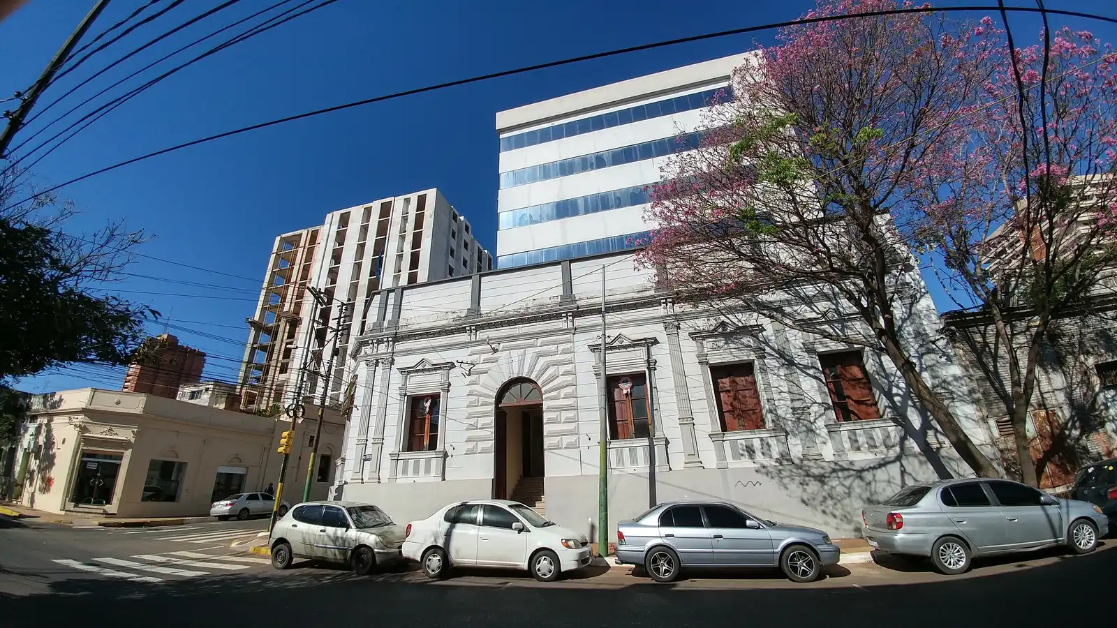 Edificio público en Asunción: el trámite de residencia permanente para cónyuges de paraguayos pasa por SEDERREC, Policía Nacional y Migraciones
