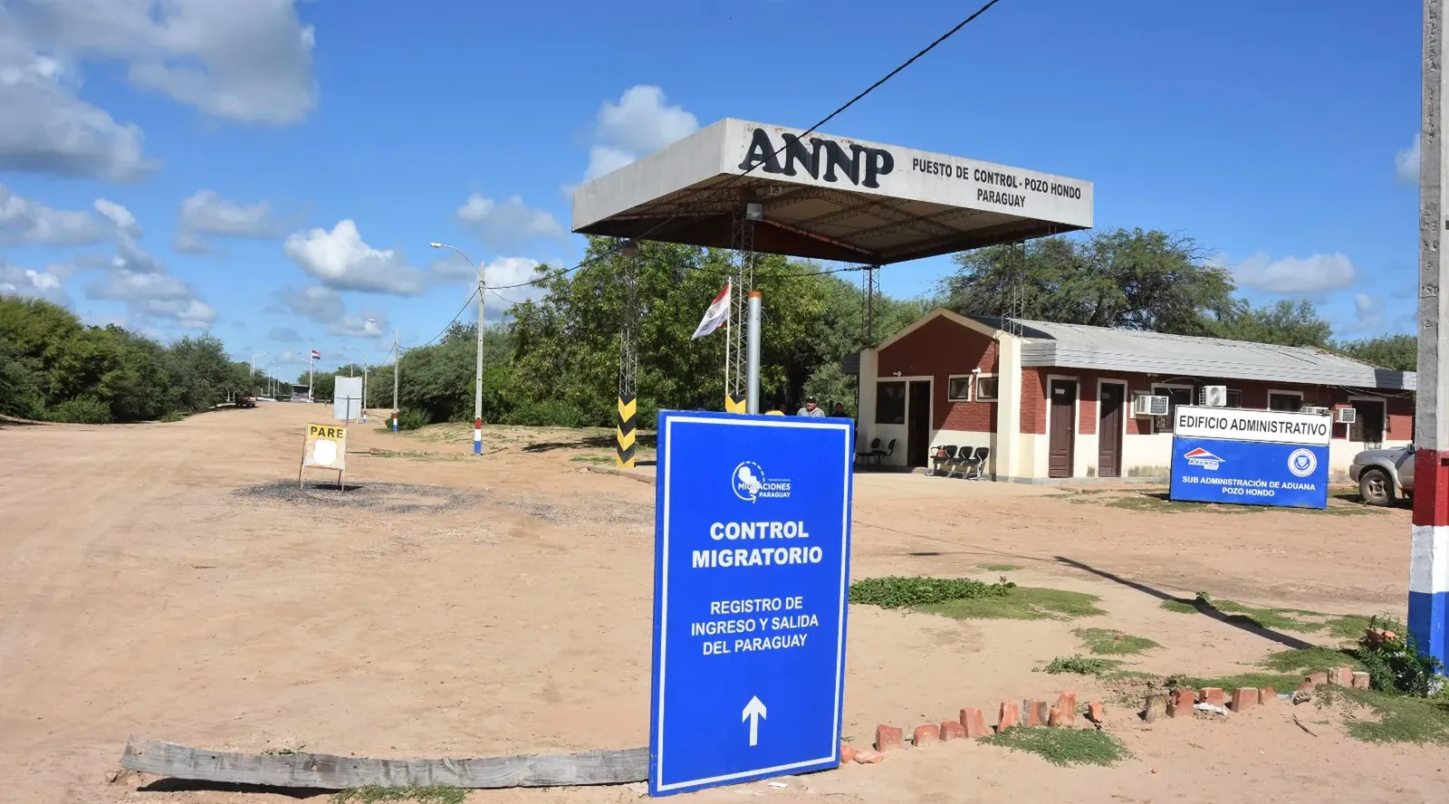 Puesto de control migratorio de la Dirección Nacional de Migraciones en Pozo Hondo, Chaco paraguayo, con el cartel de registro de ingreso y salida del Paraguay
