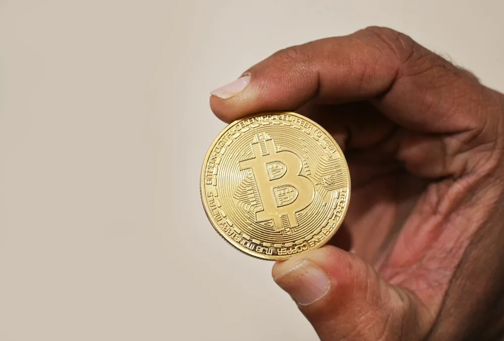 Una moneda de bitcoin; las criptomonedas e impuestos en Paraguay dependen de la fuente de la ganancia