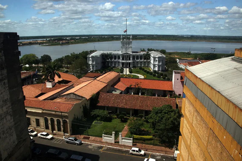 El centro histórico de Asunción junto al río, entorno de la banca al abrir una cuenta bancaria en Paraguay