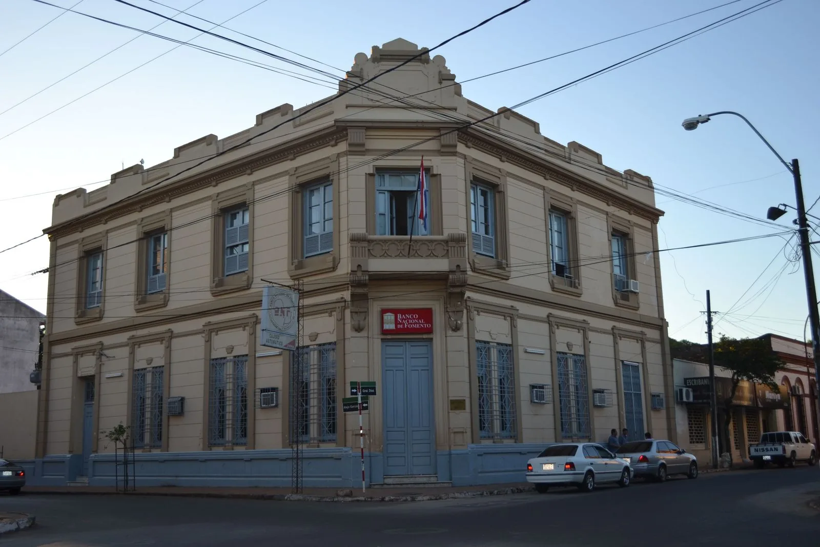 Sucursal del Banco Nacional de Fomento en un edificio histórico de Villarrica; fuera de Asunción, la red de sucursales pesa al elegir dónde abrir una cuenta bancaria en Paraguay