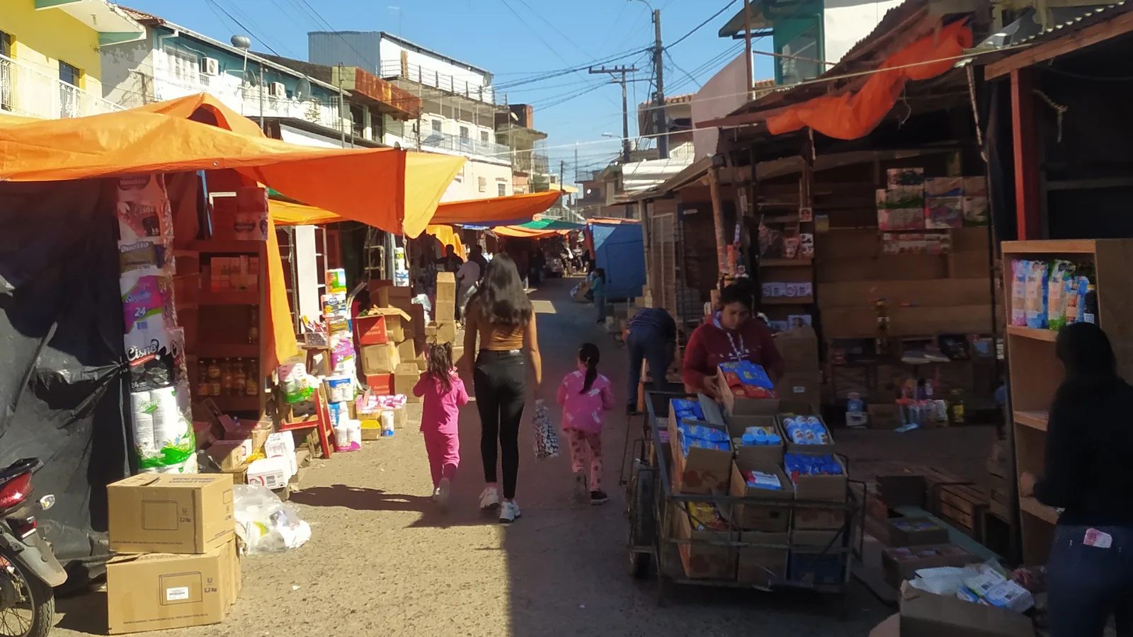 Puestos del mercado de Nanawa, en el Chaco paraguayo: para el pequeño comercio, declarar impuestos en Paraguay a tiempo según la terminación del RUC es rutina de cada mes