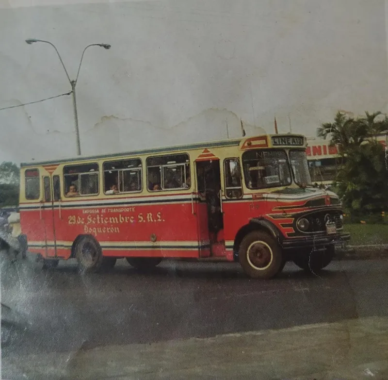 Un colectivo frente a la Terminal de Ómnibus de Asunción, reflejo del transporte y una desventaja de vivir en Paraguay