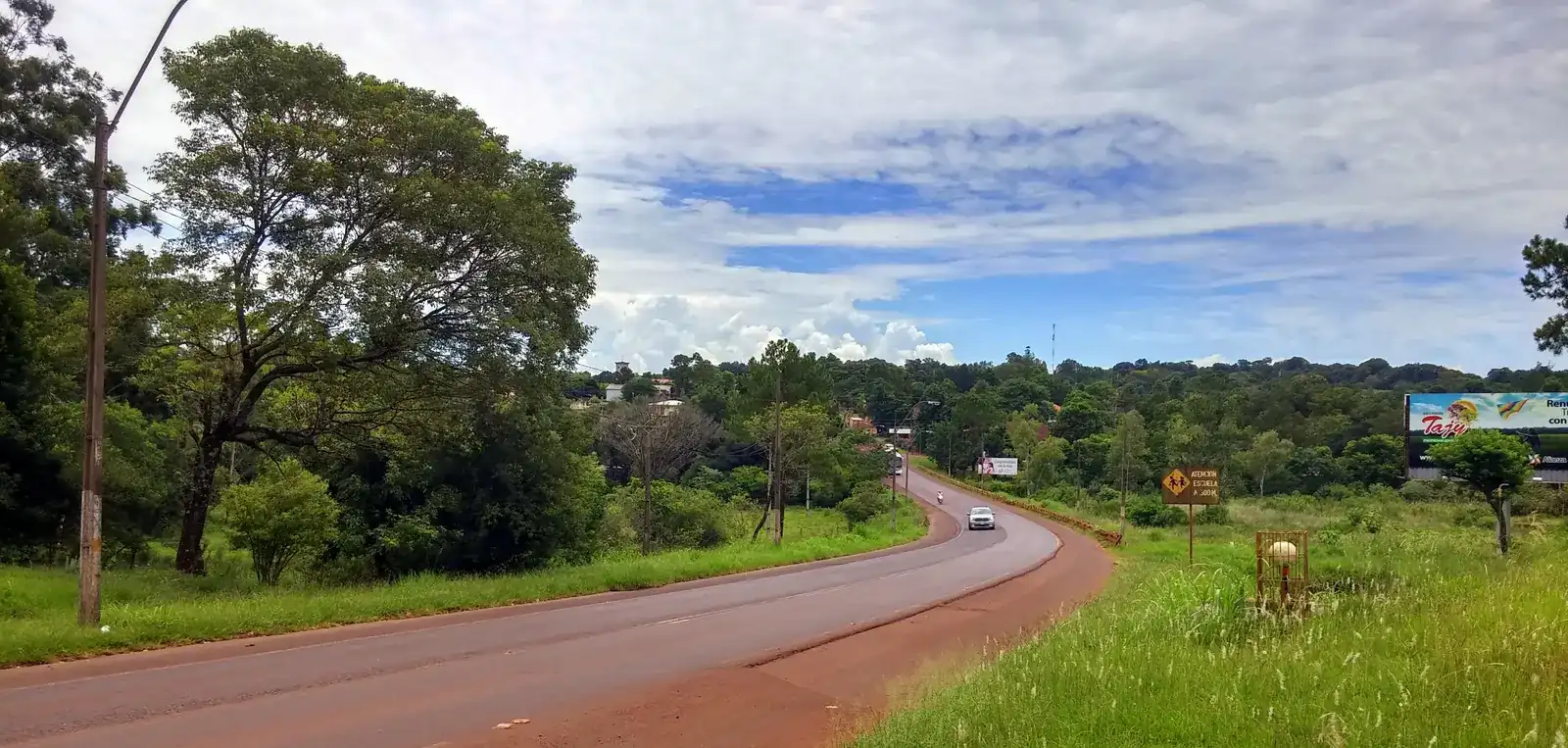 Ruta PY06 a la altura de Hohenau, en Itapúa, la zona de las colonias del sur para vivir en Paraguay