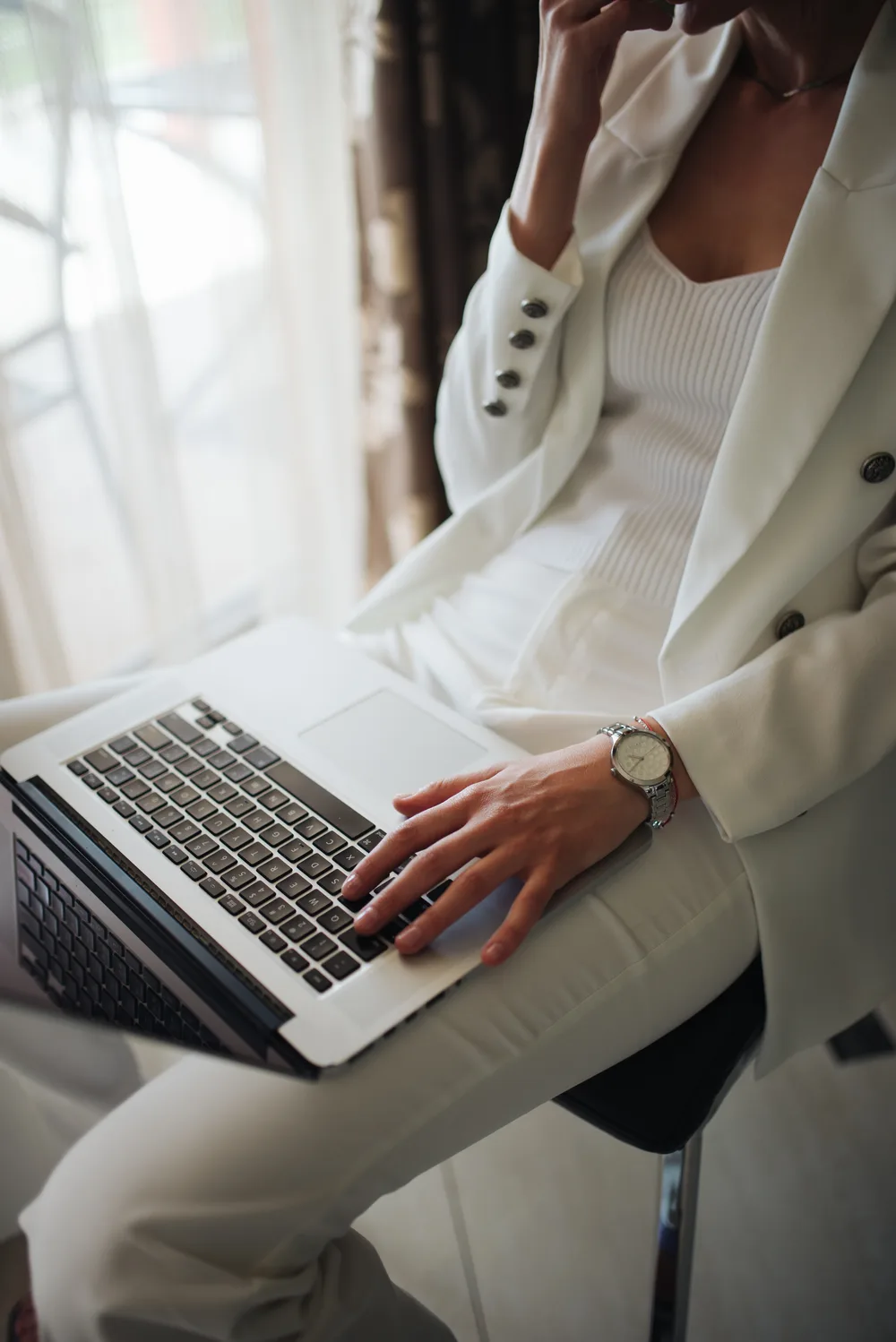 Emprendedor digital trabajando con su laptop, clave para los impuestos de un emprendedor online en Paraguay