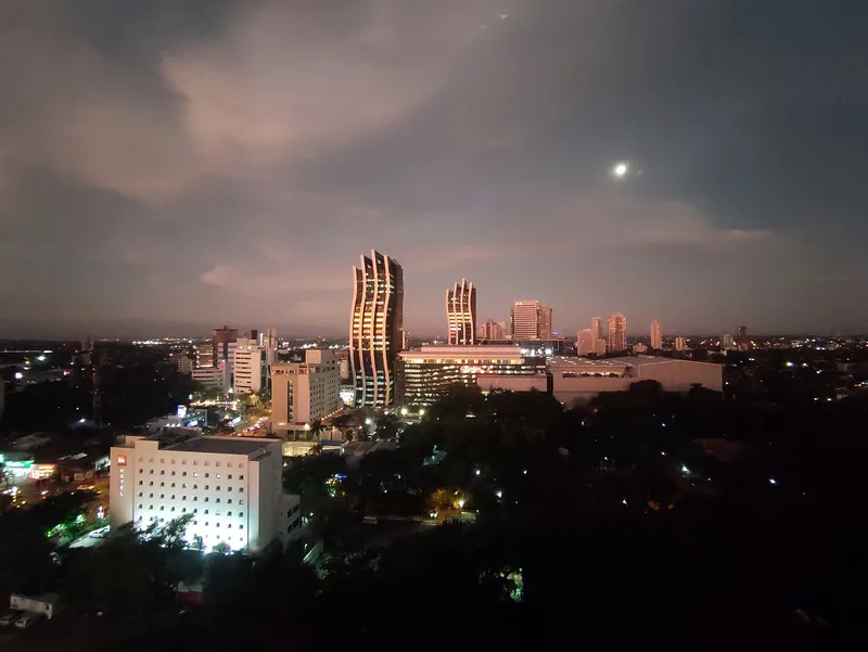 Torres corporativas en Asunción, parte del ecosistema para abrir una empresa en Paraguay