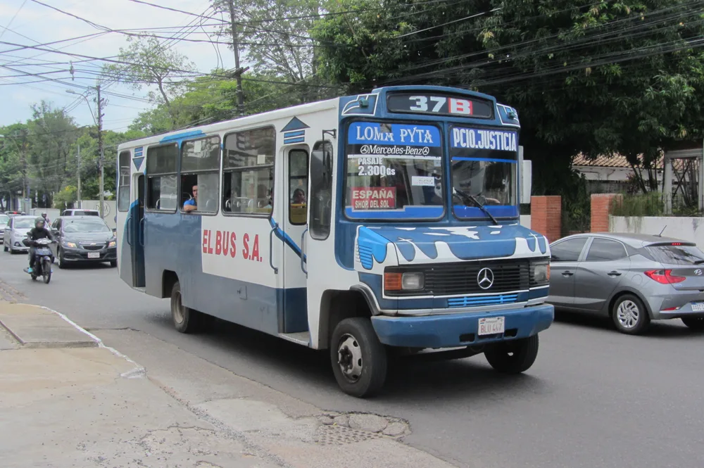 Un colectivo en Asunción; subestimar la burocracia y el ritmo es un error común al emigrar a Paraguay