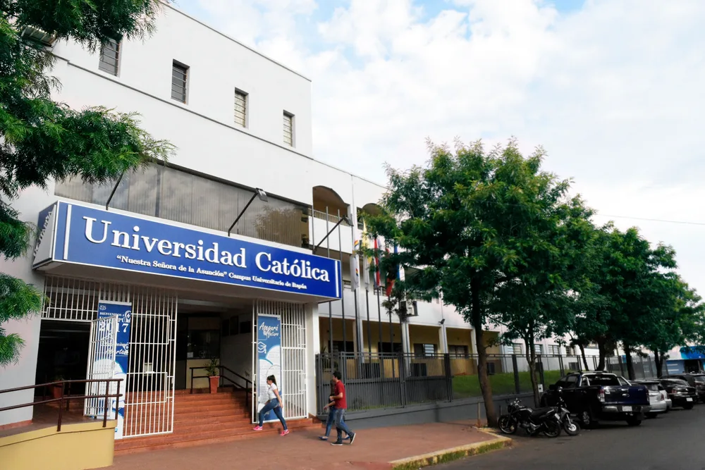 Fachada de una institución educativa en Asunción; los colegios privados en Paraguay se concentran en la capital