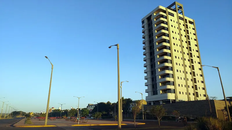 La playa de la Costanera de Encarnación, un destino de fin de semana para quienes emigran con familia a Paraguay