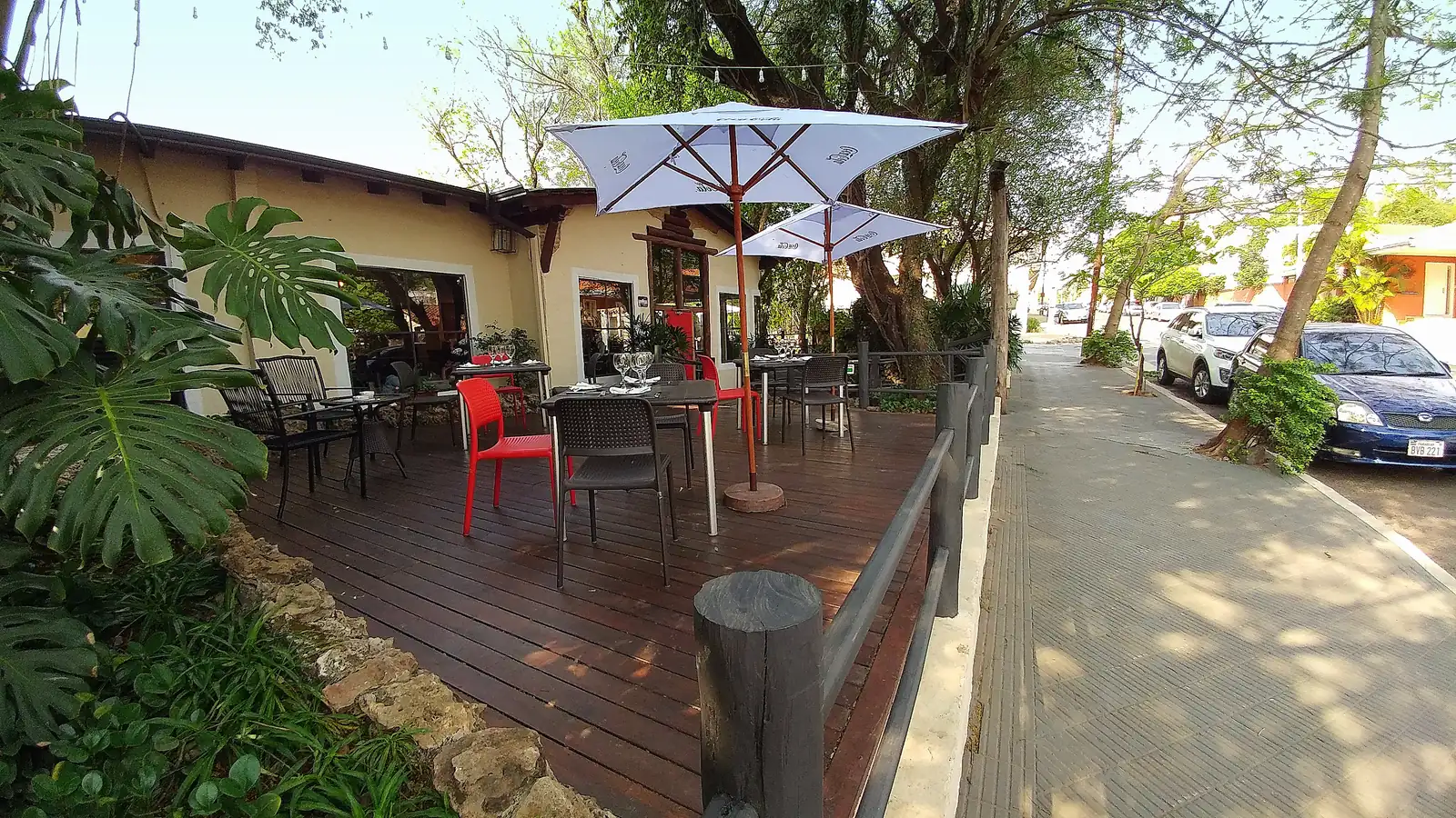 Terraza de un restaurante bajo los árboles en Villa Morra, el barrio de Asunción donde Sam Goetz abrió Fluido