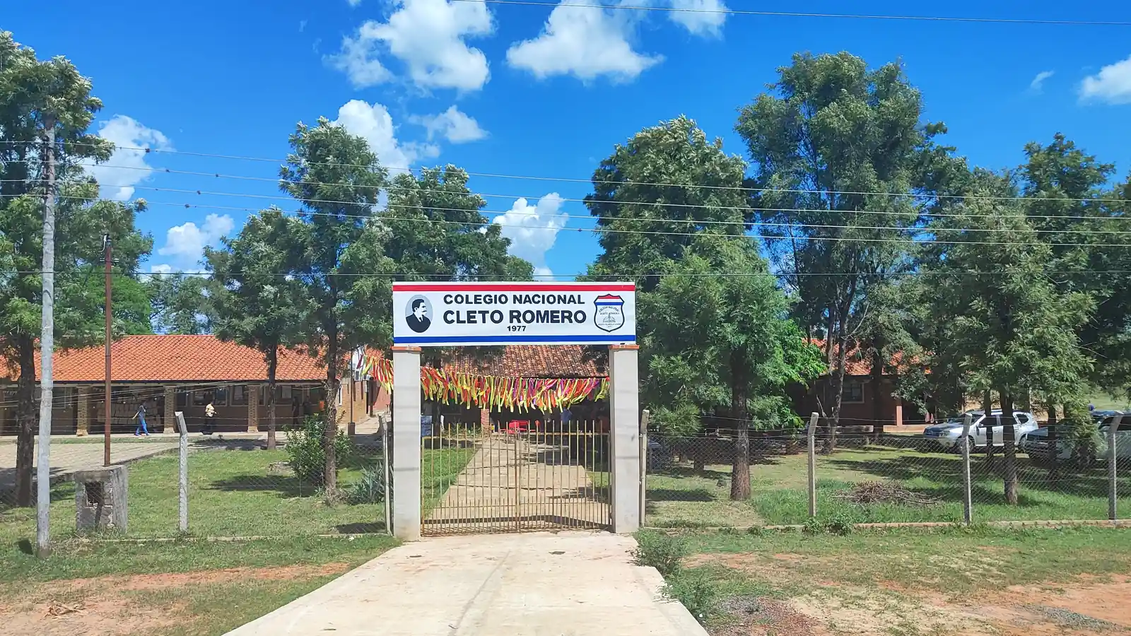 Entrada de un colegio nacional paraguayo, la escuela pública que reciben los hijos de familias que emigran