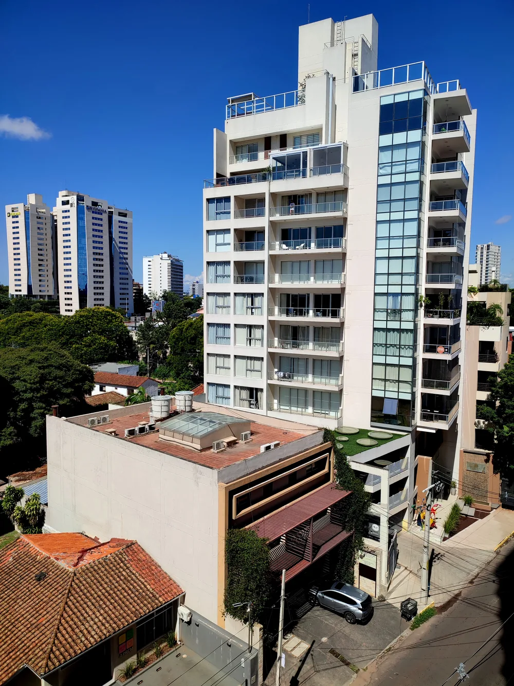 Edificio residencial en Las Lomas; los precios para comprar inmuebles en Paraguay varían por zona