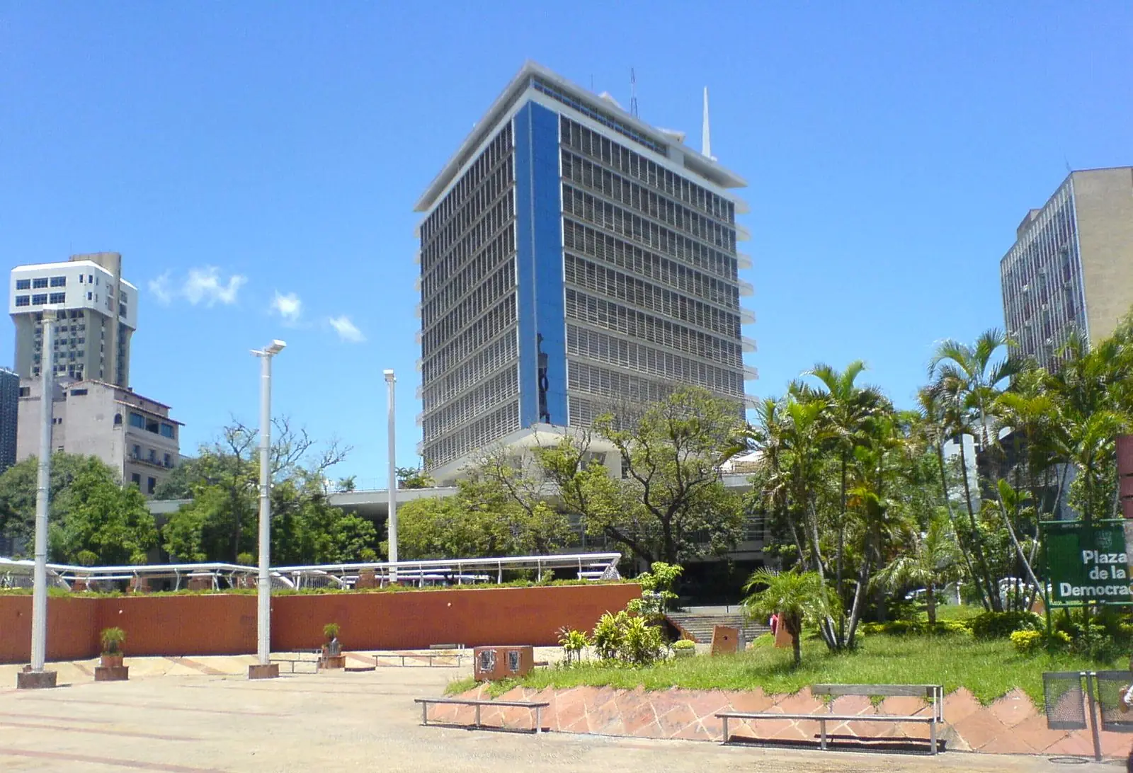 El Hotel Guaraní frente a la Plaza de la Democracia en Asunción, símbolo de la categoría turística del Investor Pass para la residencia por inversión