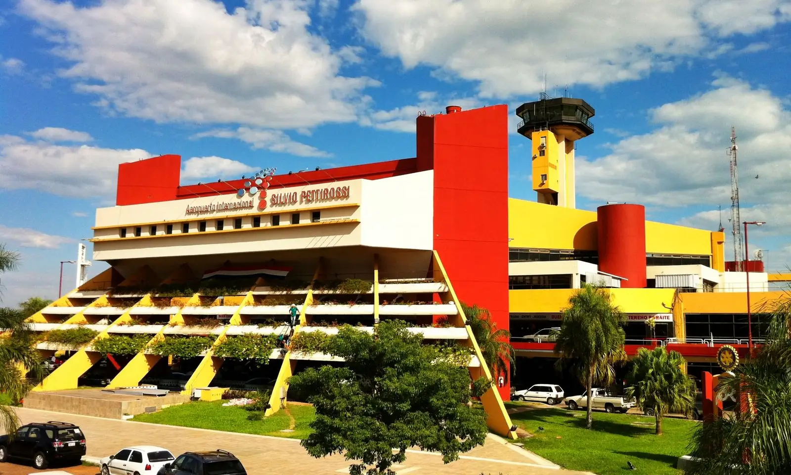 El Aeropuerto Internacional Silvio Pettirossi de Asunción: tanto la vía regular como el Investor Pass exigen entrar a Paraguay y cuidar las ausencias para la residencia permanente