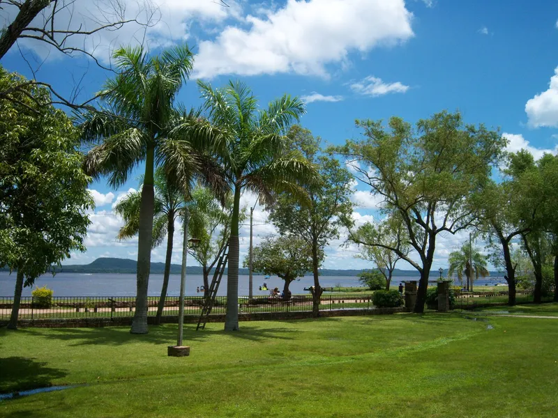 El lago Ypacaraí visto desde San Bernardino, un entorno tranquilo para jubilarse en Paraguay