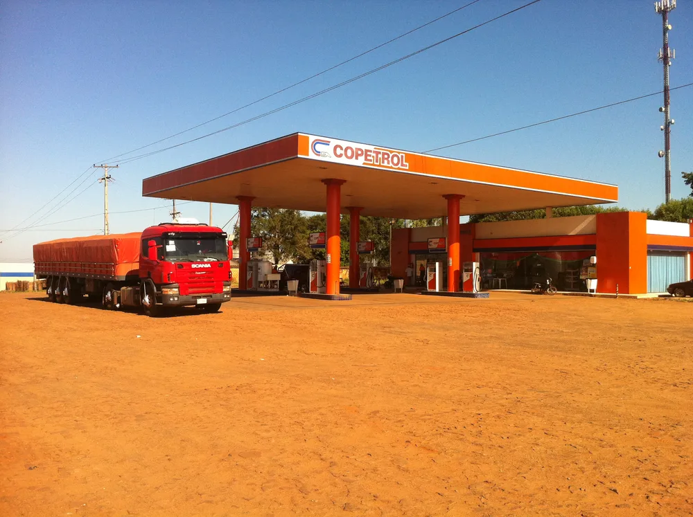 Una estación de servicio en Paraguay; con la licencia de conducir en Paraguay podrá moverse por ruta y ciudad