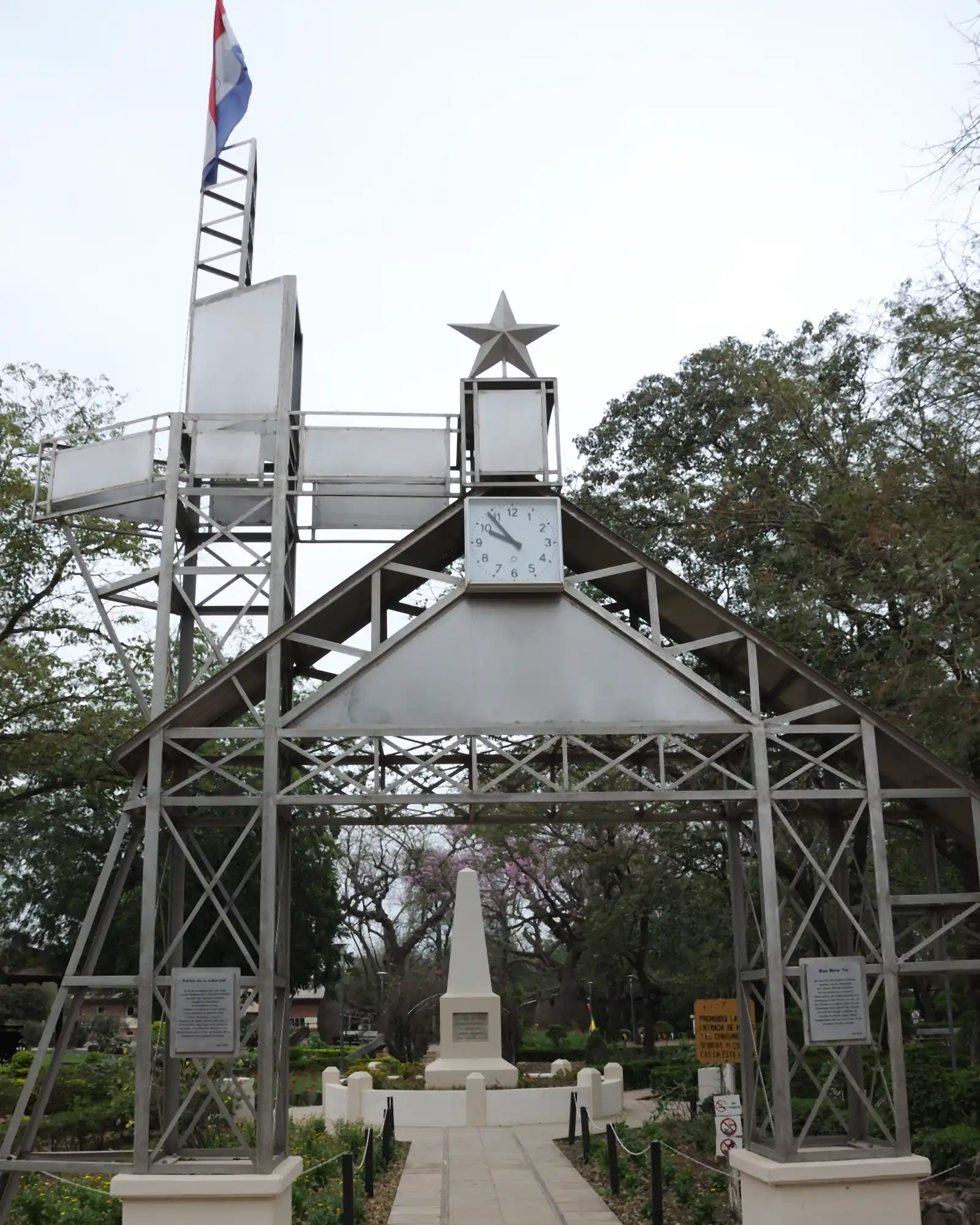 Portal de la Libertad en Filadelfia, Chaco: memorial de los fundadores menonitas de la colonia Fernheim, con la bandera paraguaya; quien nació en el Chaco es paraguayo natural por origen