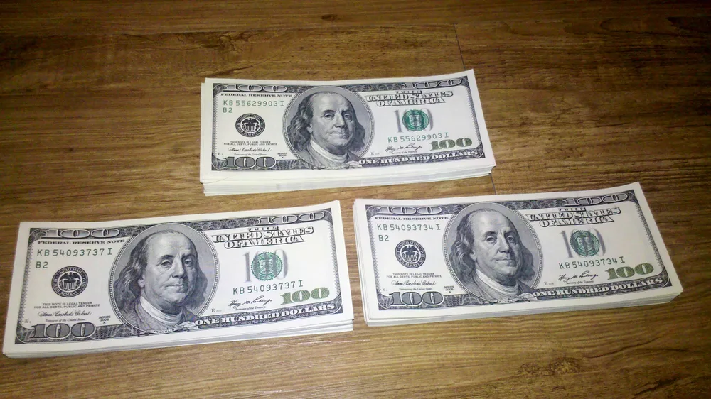 Billetes de dólar; muchos jubilados cobran su pensión extranjera en dólares viviendo en Paraguay