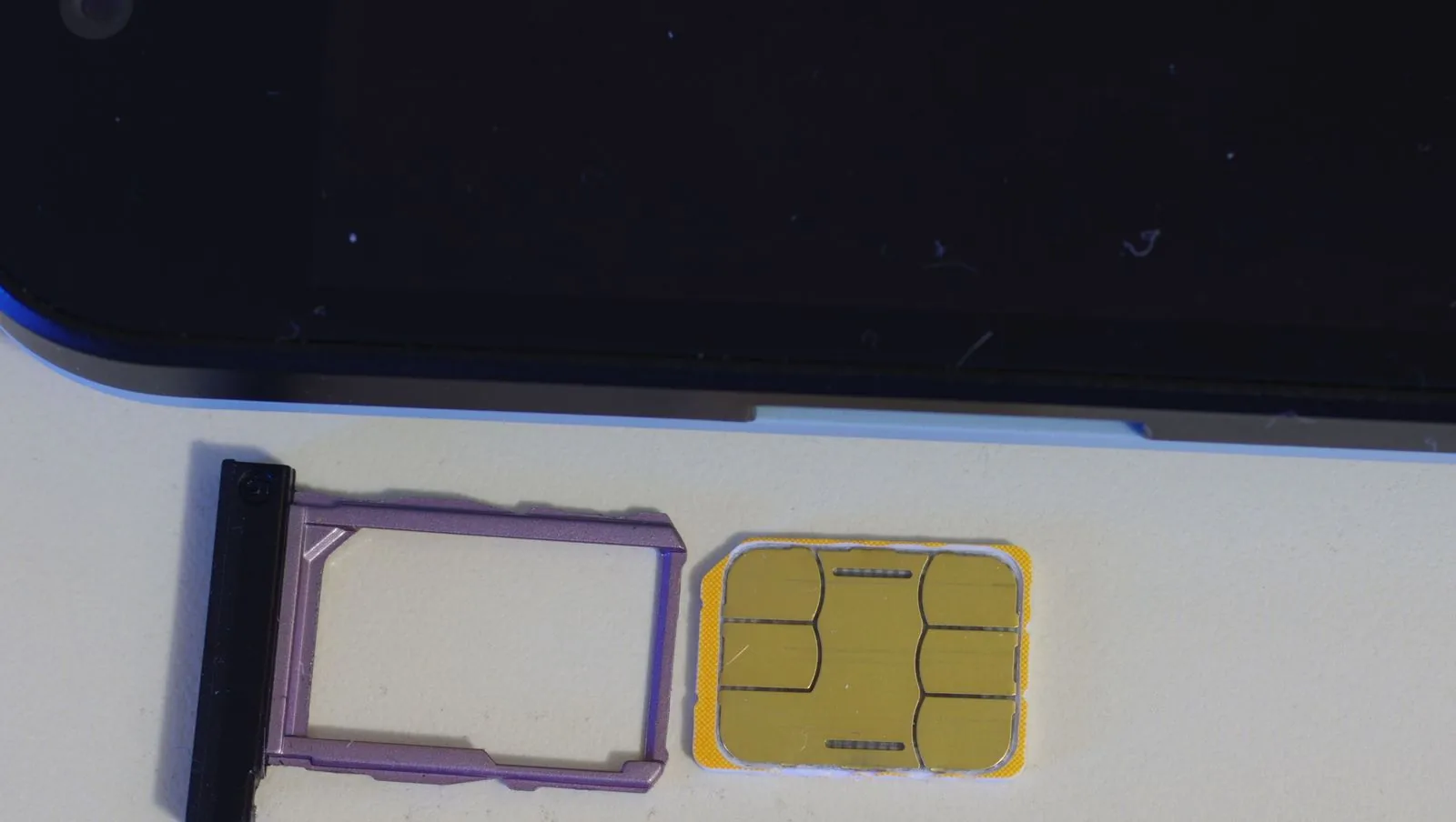 Un chip nano SIM junto a la bandeja del celular; conseguir una línea local es de lo primero en sus primeras semanas en Paraguay