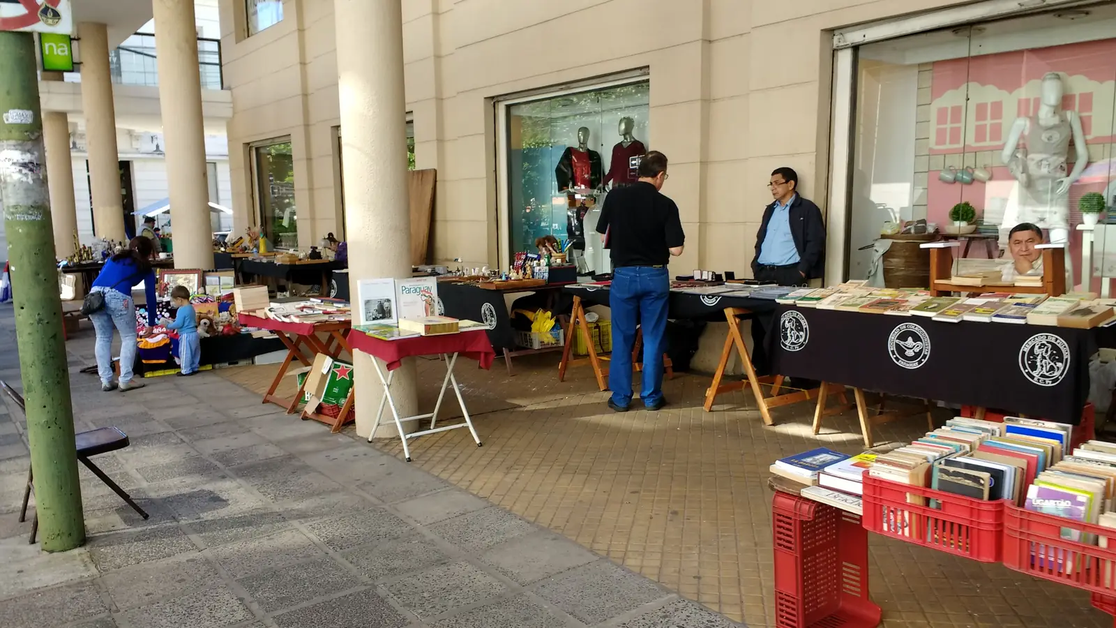Feria dominical en la Calle Palma de Asunción, una de las primeras salidas al centro en los primeros 30 días
