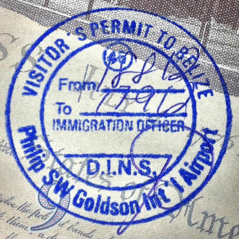 Pasaporte y sellos de entrada y salida, símbolo de la residencia fiscal entre Argentina y Paraguay