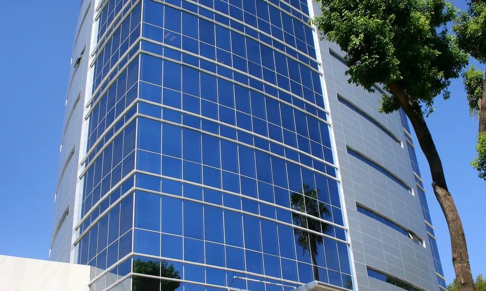 Torre de un banco en Asunción; estructurar bien las finanzas sostiene la residencia fiscal en Paraguay