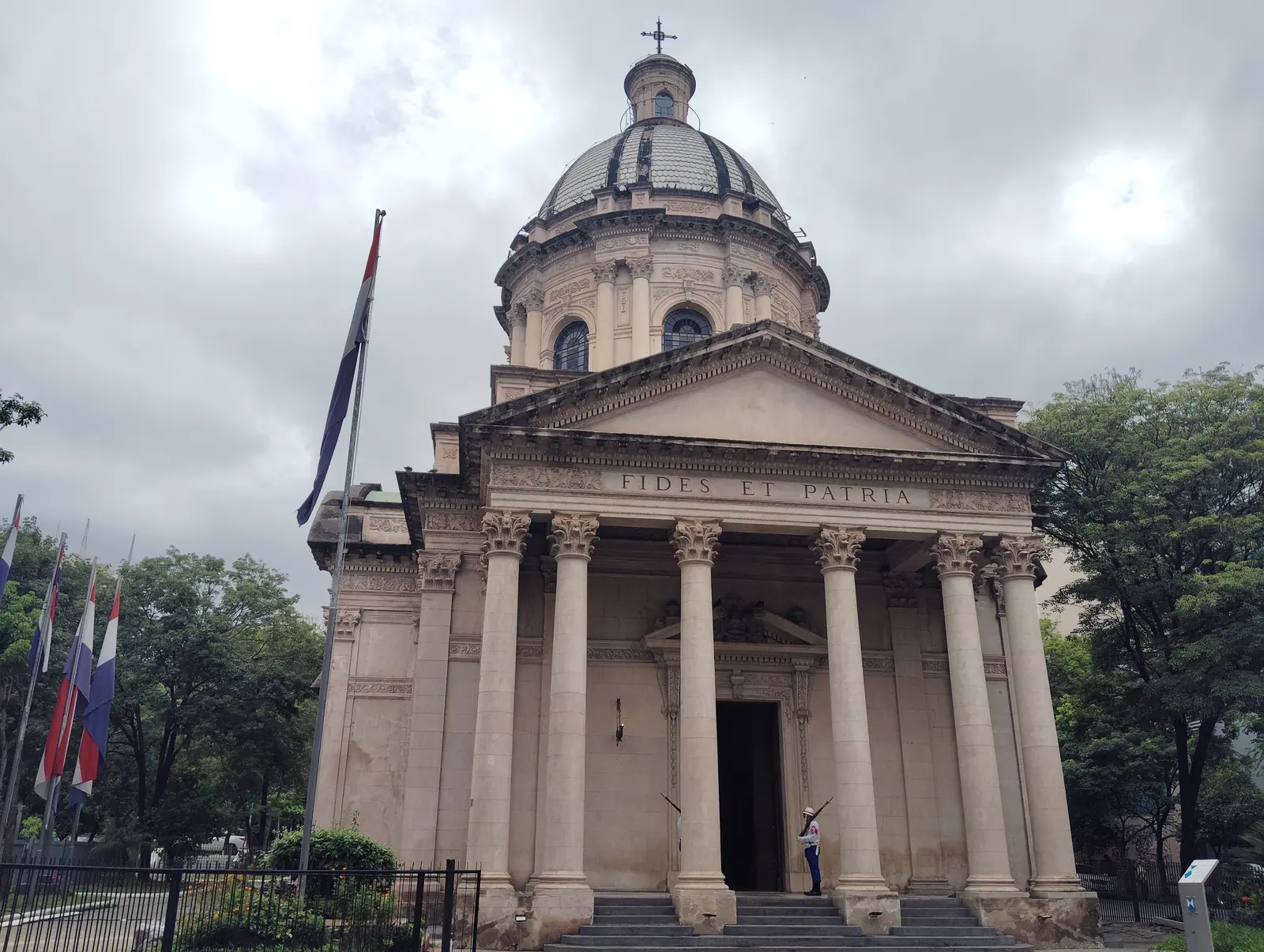 Panteón Nacional de los Héroes en Asunción, cerca de las oficinas donde se tramita la residencia en Paraguay