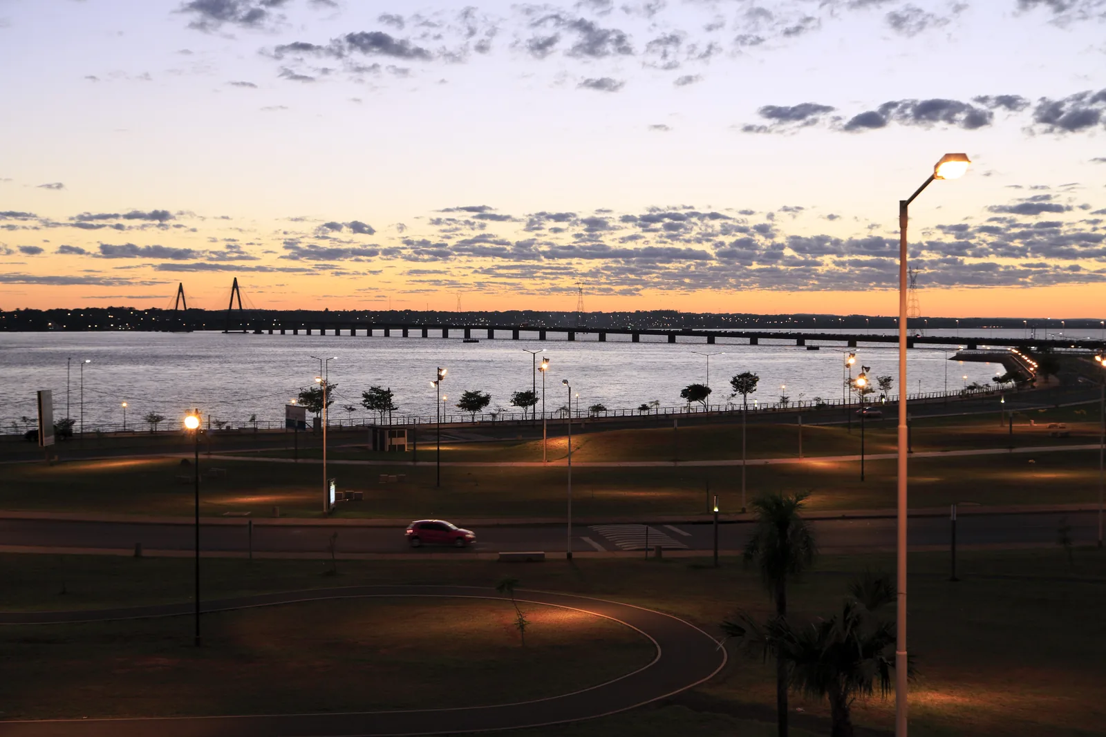 Puente Internacional San Roque González de Santa Cruz entre Encarnación y Posadas al atardecer