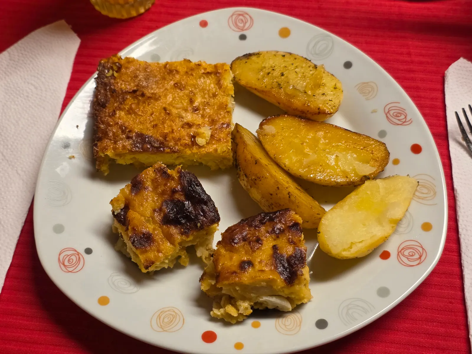 Sopa paraguaya y chipa guazú con papas al horno, dos clásicos de la gastronomía paraguaya servidos en Asunción