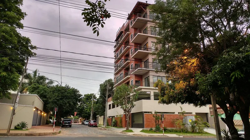 Una calle tranquila del barrio Carmelitas en Asunción, referencia de la seguridad en Paraguay por zonas