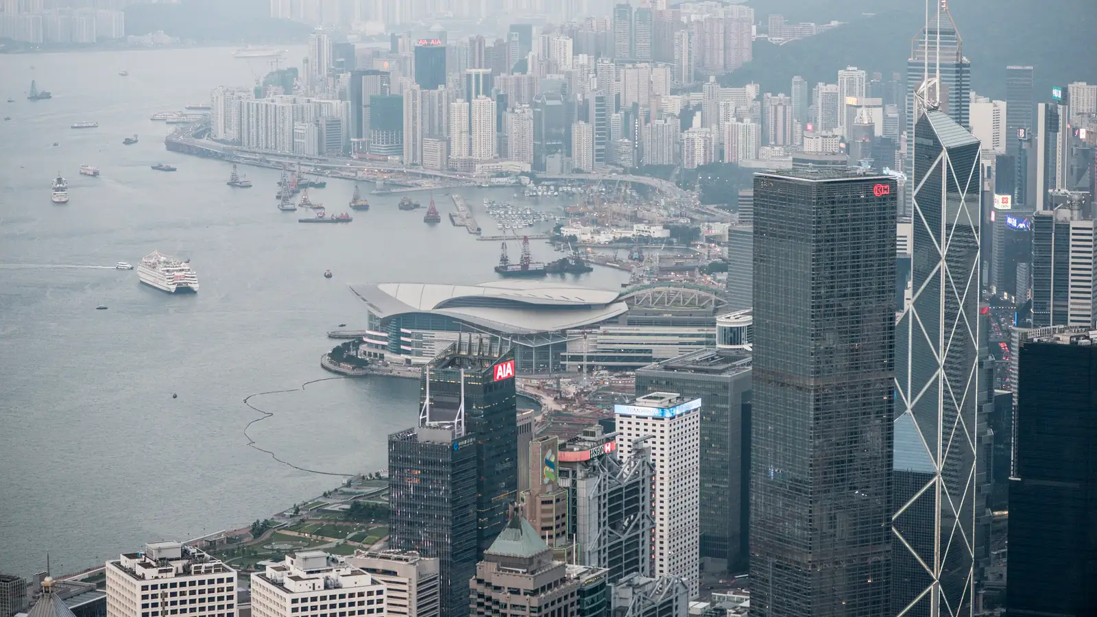 Rascacielos de la isla de Hong Kong frente al puerto Victoria, jurisdicción con sistema territorial que grava solo la renta de fuente local