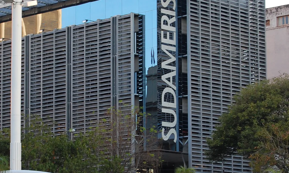 Un banco en Asunción; la transferencia bancaria SWIFT es la vía clásica para transferir dinero a Paraguay