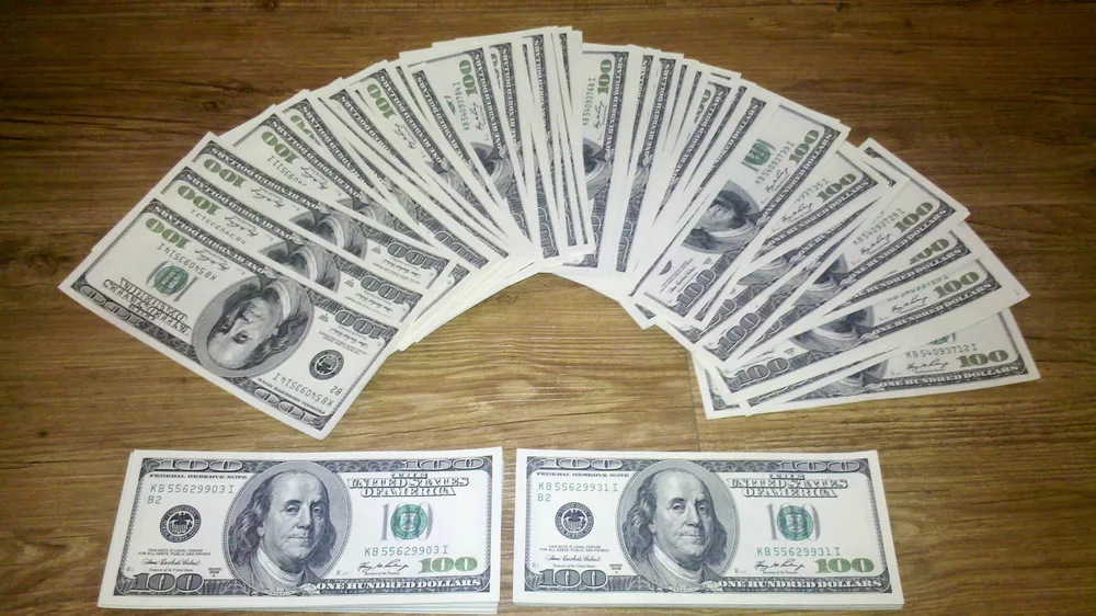 Billetes de dólar; los retiros de una US LLC pueden ser, en principio, de fuente extranjera para el residente en Paraguay