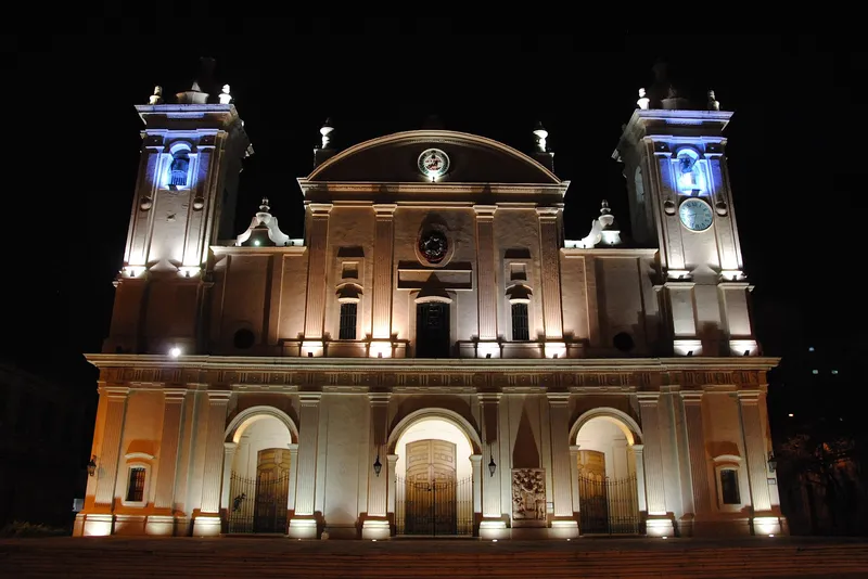 La Catedral Metropolitana de Asunción en el casco histórico, parte del atractivo de vivir en Asunción