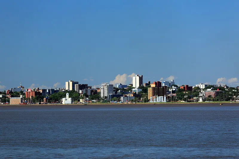 La Avenida Costanera de Encarnación junto al río Paraná, en plena frontera de Paraguay vs Argentina