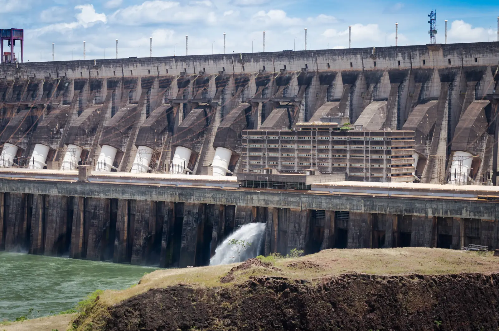 El consumo eléctrico se dispara y las obras van a mitad de camino