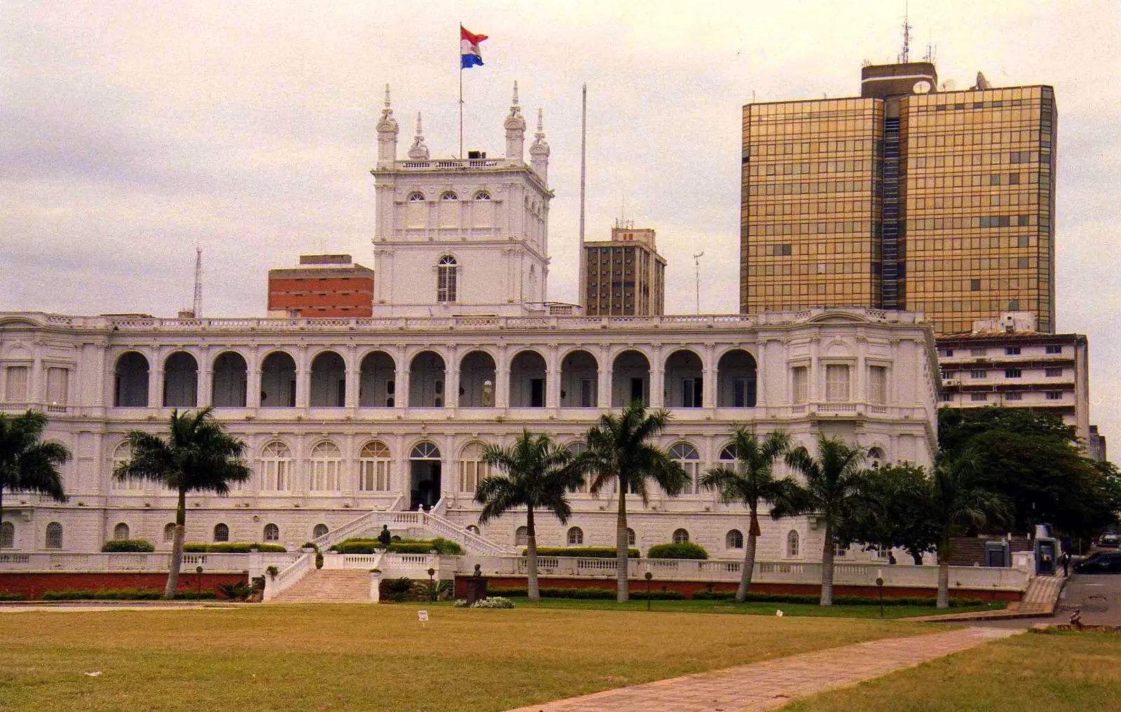 Paraguay revisa su regla fiscal: el déficit supera el tope